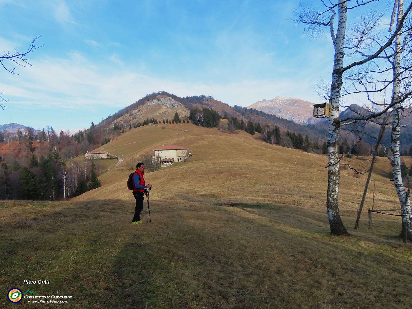 15 Vista in Vaccareggio e Menna con Cascina Vecchia (1270 m) a sx .JPG